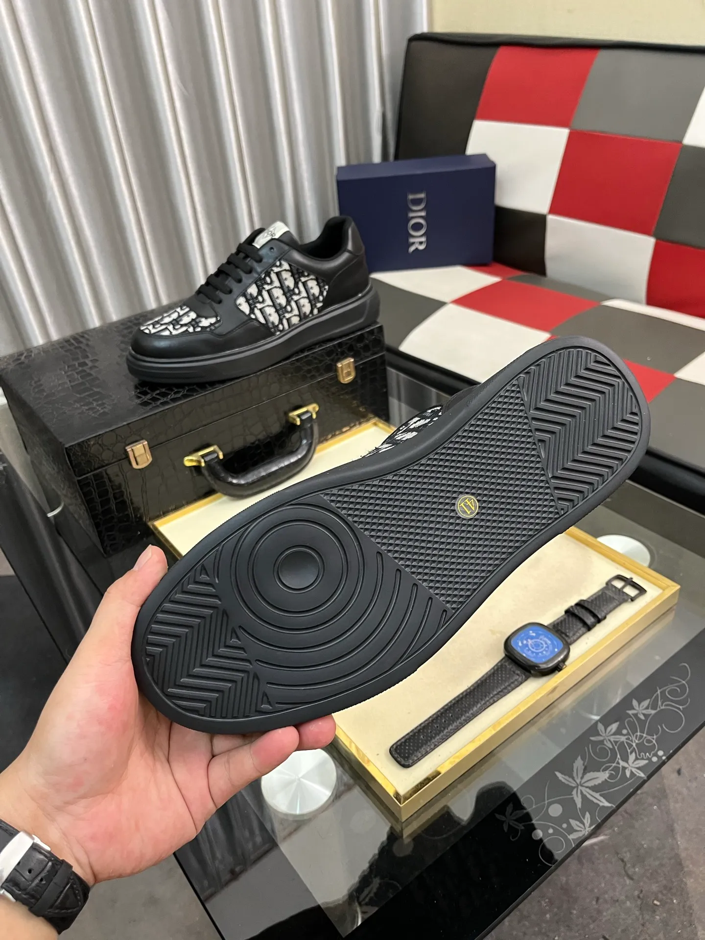 Men's men's shoes 💰420⌚️⌚️Dior unique modern style sneakers. Counter purchasing 🏃casual leather shoes😍😍 original cowhide leather imported from Italy (refuses to discolor and grind feet) soles: original soles specially provided by the original factory, super cool 😍breathable when walking 👍 style design ⚠️ super comfortable and wear-resistant original soles. Just like shooting the real thing 🎬The real thing is better Code number: 38-442️⃣Colors available